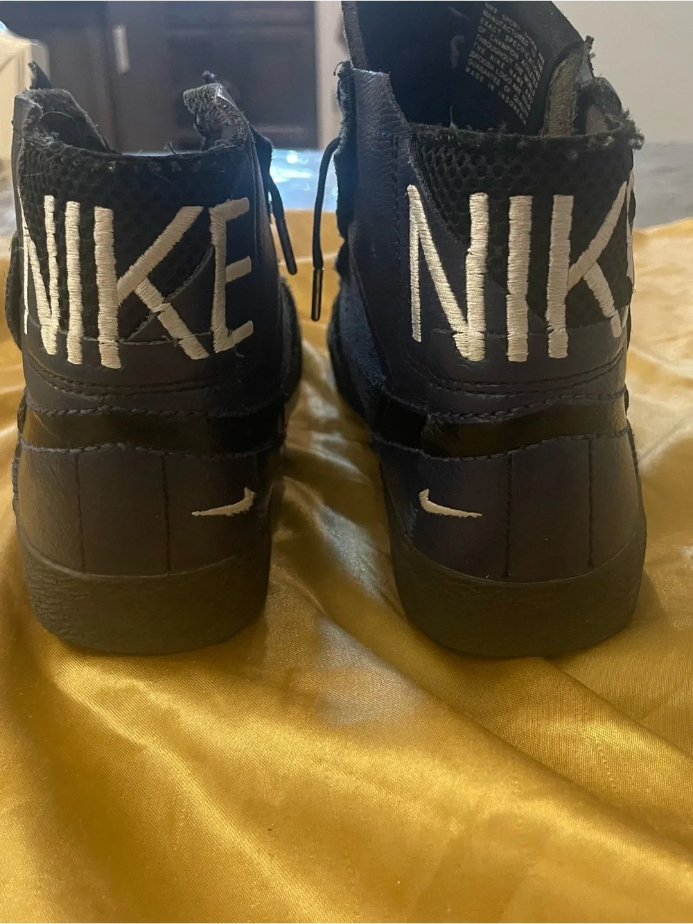 Nike Men’s Black High-Top Sneakers with Subtle Navy Panels size 8 Blazers
